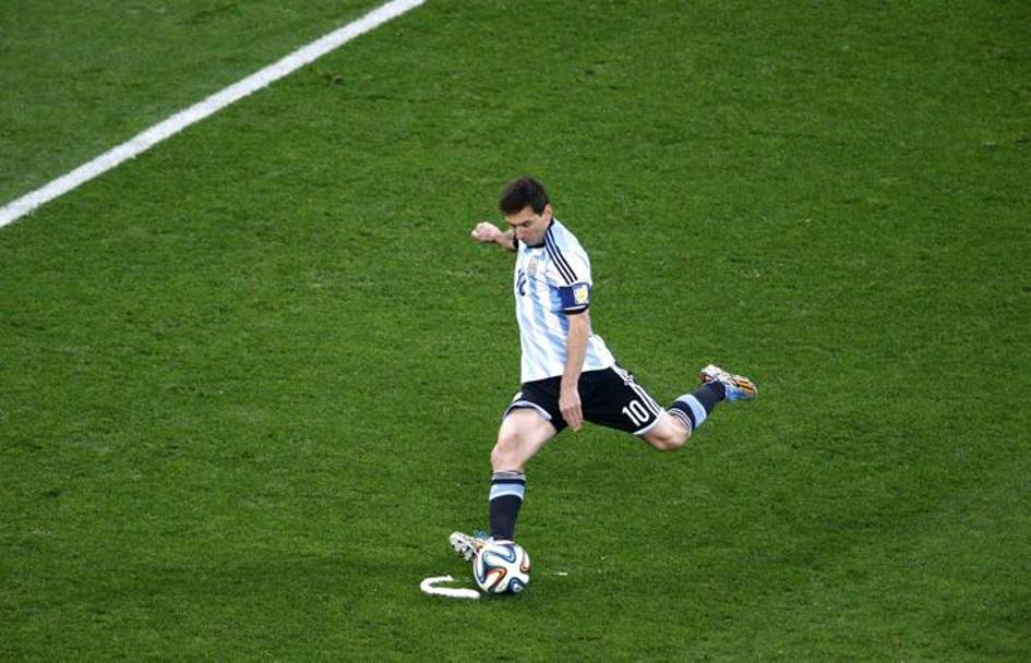 Punizione per l’Argentina dal limite: calcia Messi. Reuters